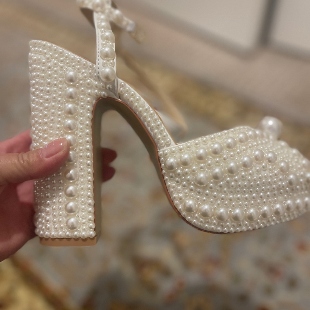 Pearl Detailed Heels SZ 37